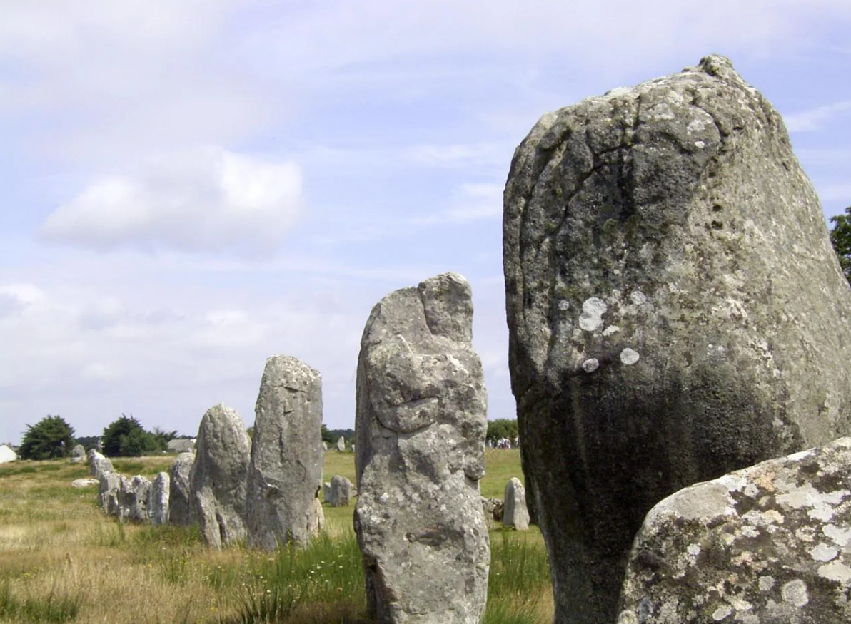 Kết quả được công bố trên tạp chí Antiquity cho thấy, các dãy cột đá Carnac cổ hơn so với ước tính trước đây. Ảnh: @NEOSEA.