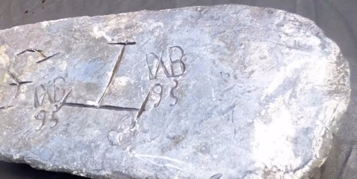 Thỏi bạc này nặng tới 45 kg và đây cũng là thỏi bạc lớn nhất từng được tìm thấy trên một xác tàu đắm cổ. Ảnh: @Barry Clifford.