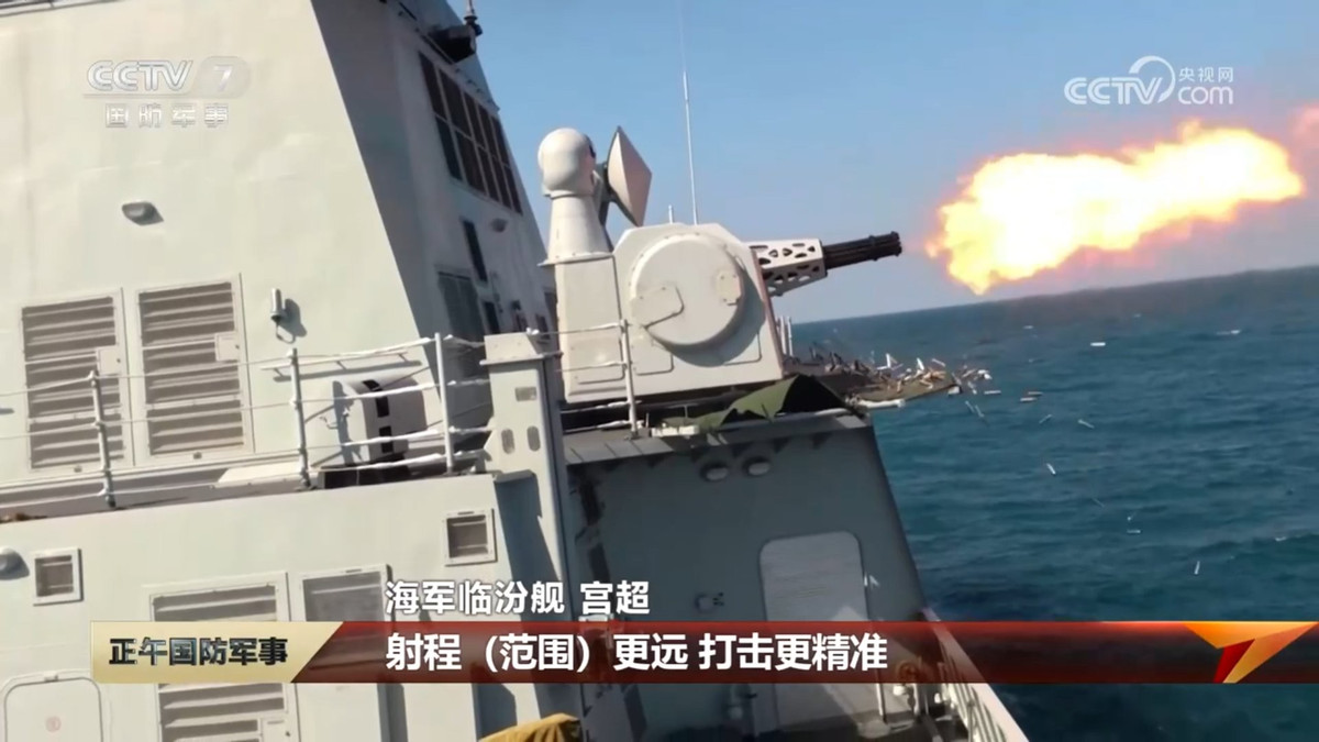 Những cải tiến này được bổ sung bằng việc tích hợp một hệ thống vũ khí thống nhất hơn, cùng với việc nâng cấp các cảm biến, radar và hệ thống điều khiển hỏa lực. Điều này sẽ cho phép mở rộng tầm phát hiện, cải thiện độ chính xác định vị mục tiêu và hoạt động hiệu quả hơn trong môi trường điện từ phức tạp - một yếu tố ngày càng quan trọng trong các kịch bản chiến tranh hiện đại. Ảnh: @CCTV.