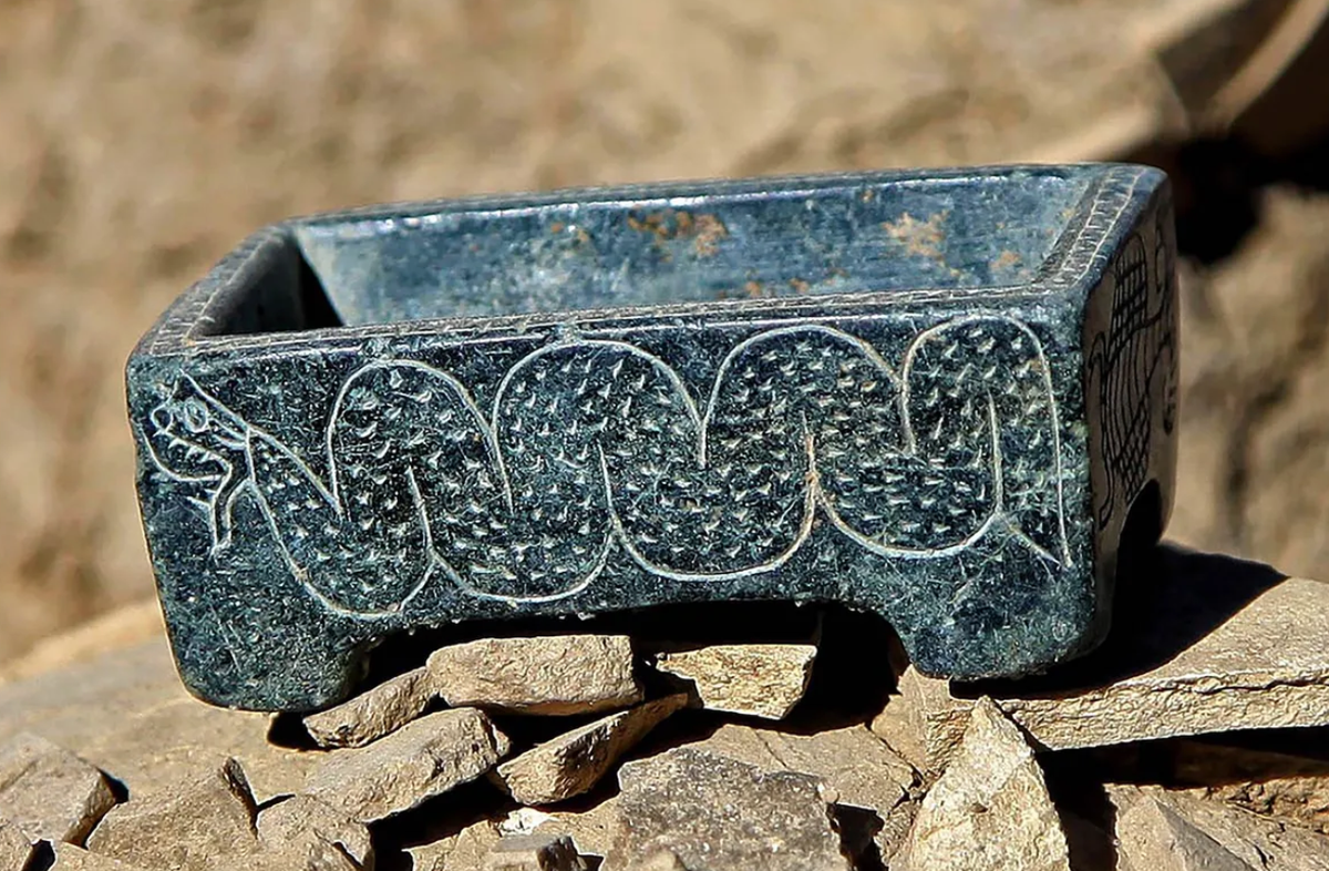 Theo Tiến sĩ Ali Vahdati phối hợp với các nhà nghiên cứu Raffaele Biscone, Roberto Dan và Marie-Claude Trémouille đến từ Viện Nghiên Cứu British Institute of Persian Studies, ngôi mộ này được coi là ngôi mộ xa hoa nhất từng được phát hiện tại Tepe Chalow ở đông bắc Iran, và cũng là một trong những ngôi mộ quan trọng nhất trong toàn bộ khu vực nền văn hóa Greater Khorasan (GKC).