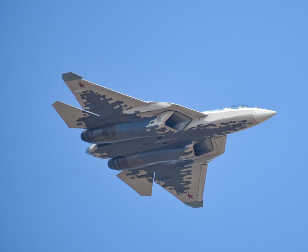 Được biết, Su-57E, phiên bản xuất khẩu của Sukhoi Su-57 (tên trong báo cáo của NATO: Felon), được thiết kế để tăng cường ưu thế trên không, tiến hành các cuộc tấn công chính xác, và chống lại các hệ thống phòng không hiện đại, khiến nó trở thành vũ khí đáng thèm muốn đối với các quốc gia mong muốn tăng cường khả năng quân sự của mình. Ảnh: @Defense Mirror.