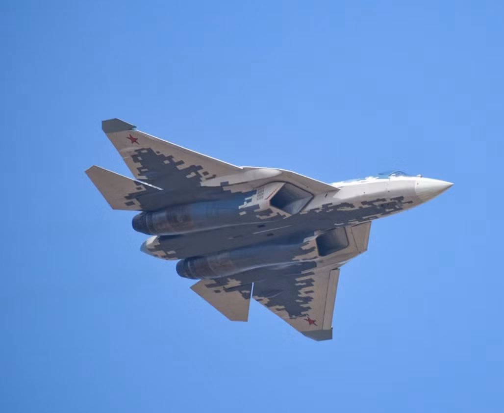 Được biết, Su-57E, phiên bản xuất khẩu của Sukhoi Su-57 (tên trong báo cáo của NATO: Felon), được thiết kế để tăng cường ưu thế trên không, tiến hành các cuộc tấn công chính xác, và chống lại các hệ thống phòng không hiện đại, khiến nó trở thành vũ khí đáng thèm muốn đối với các quốc gia mong muốn tăng cường khả năng quân sự của mình. Ảnh: @Defense Mirror.