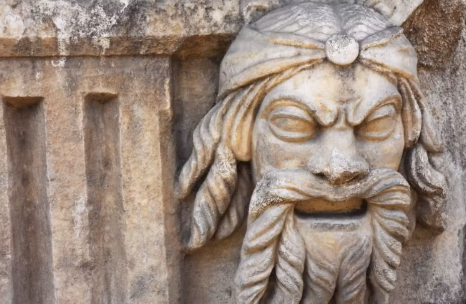 Giáo sư Tiến sĩ Bilal Söğüt, giám đốc khai quật thành phố cổ Stratonikeia cho biết: “Chúng tôi đã tìm thấy một phần lớn các chiếc mặt nạ thần được đính trang trí về cả hai lối vào bên hông tàn tích nhà hát cổ và bên ngoài khu vực sân khấu”. Ảnh: @Đại học Pamukkale.