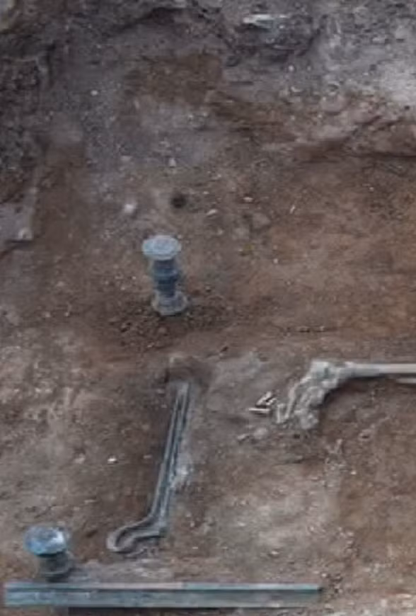 Các bộ phận bằng gỗ của chiếc giường thì đã bị mục nát hoàn toàn. Ảnh: @Sở Cổ vật Kozani.