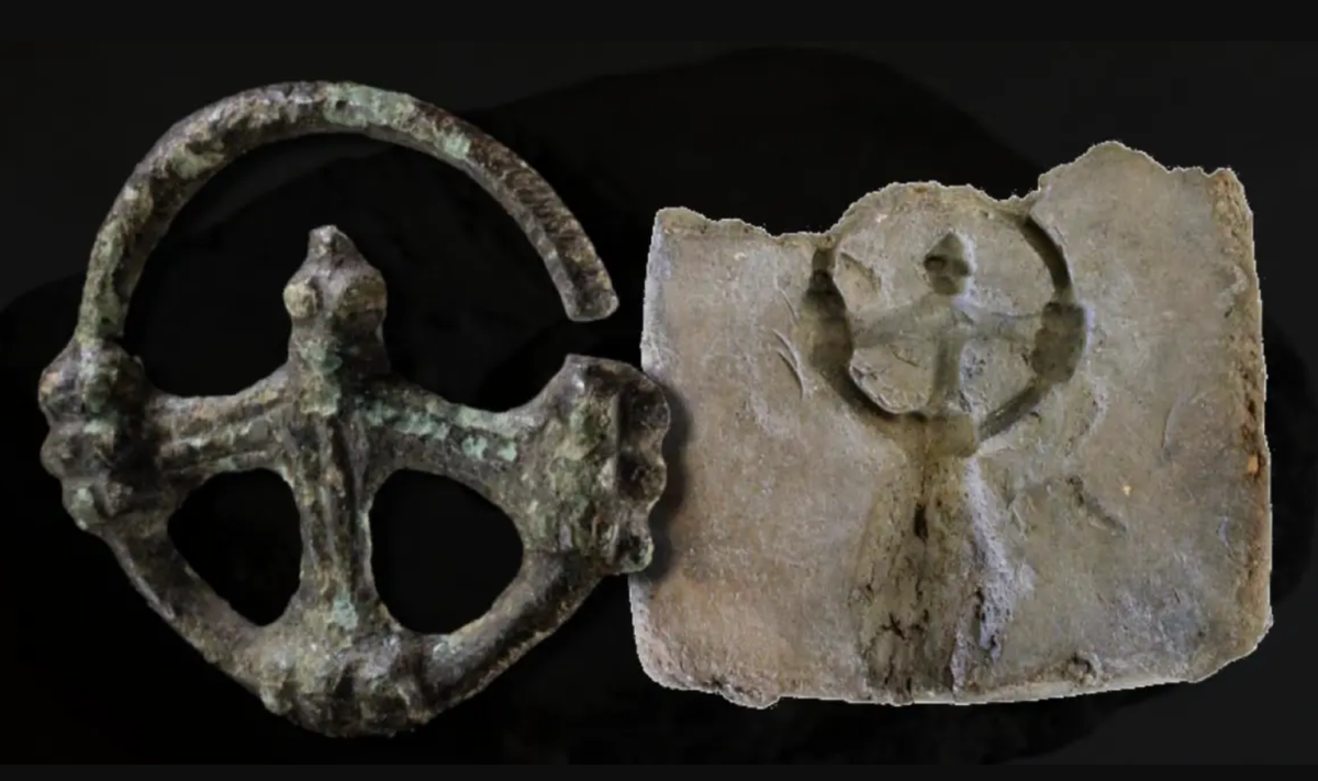 Điều kỳ lạ là Cây thánh giá hình bánh xe này cũng trùng khớp với khuôn đúc được lưu giữ tại Berlin. Khuôn đúc này được phát hiện vào năm 1983 trong một cuộc khai quật tại địa điểm của một pháo đài Slav ở Spandau, bên cạnh tàn tích của một nhà thờ gỗ. Ảnh: @Văn phòng Bảo tồn Di tích và Bảo tàng Khảo cổ học bang Brandenburg (BLDAM).