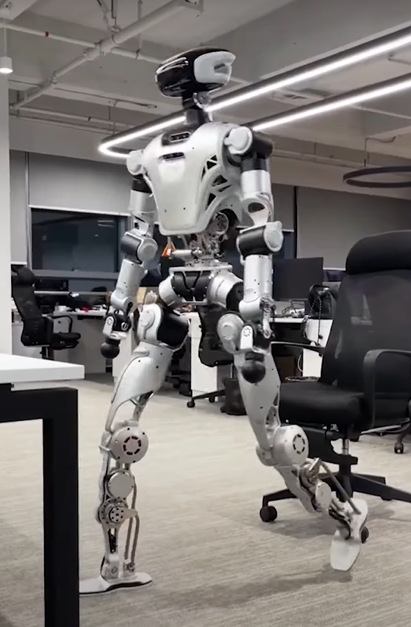 Giống như thế hệ trước, CL-3 có các cảm biến tích hợp và thuật toán AI cho phép nó nhận biết địa hình theo thời gian thực, giúp robot có thể tự động di chuyển trong các môi trường phức tạp. Ảnh: @LimX Dynamics/Youtube.