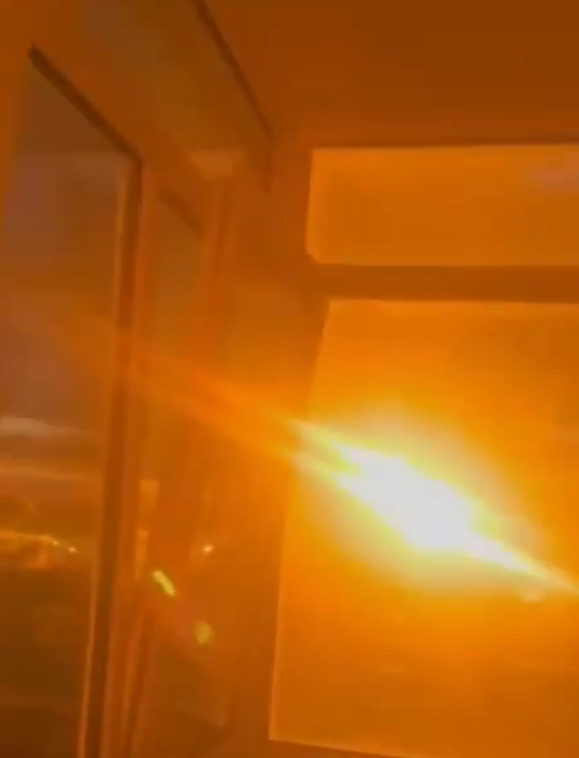 Là một phần cuộc tấn công của Nga vào thành phố Chernivtsi, phía tây nam Ukraine vào giữa tháng 7, đoạn clip mới dường như được quay từ cửa sổ của một tòa nhà chung cư, cho thấy một tên lửa lao xuống đất theo một góc xéo dốc. Ảnh: @TheDeadDistrict.