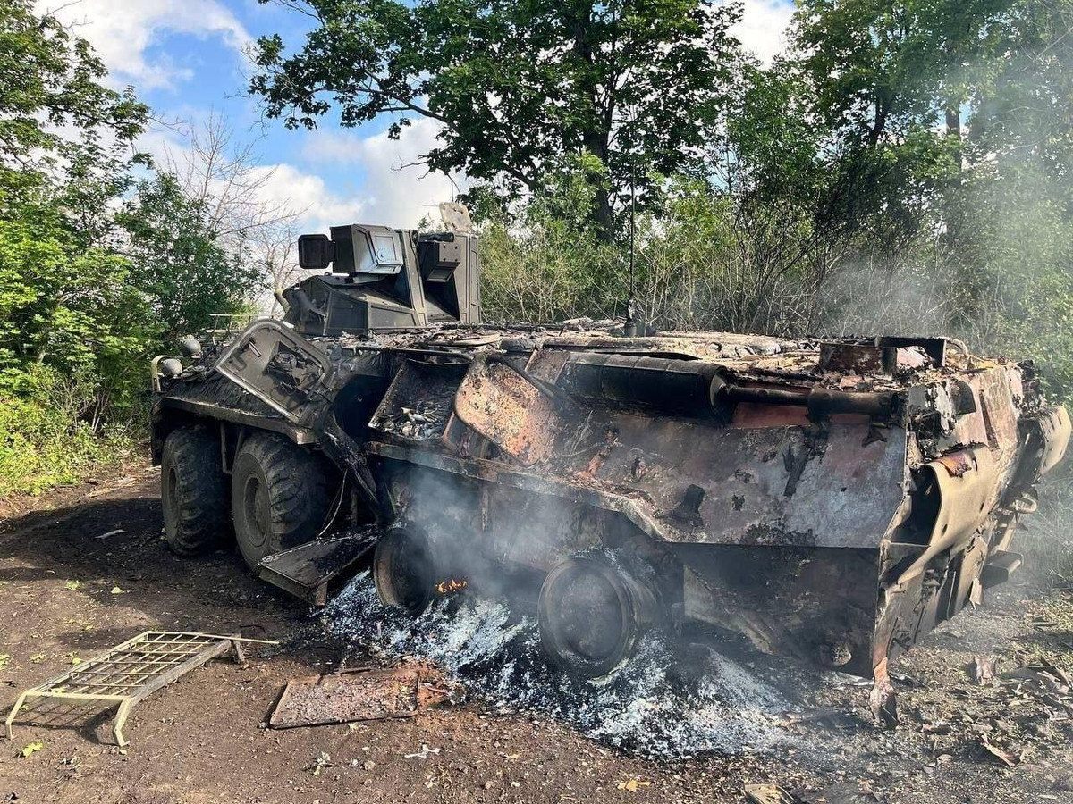 Những bức ảnh cho thấy một xe bọc thép chở quân BTR-82 được nâng cấp của Nga đã bị cháy rụi sau một vụ tấn công. Ảnh: @wolfpam.