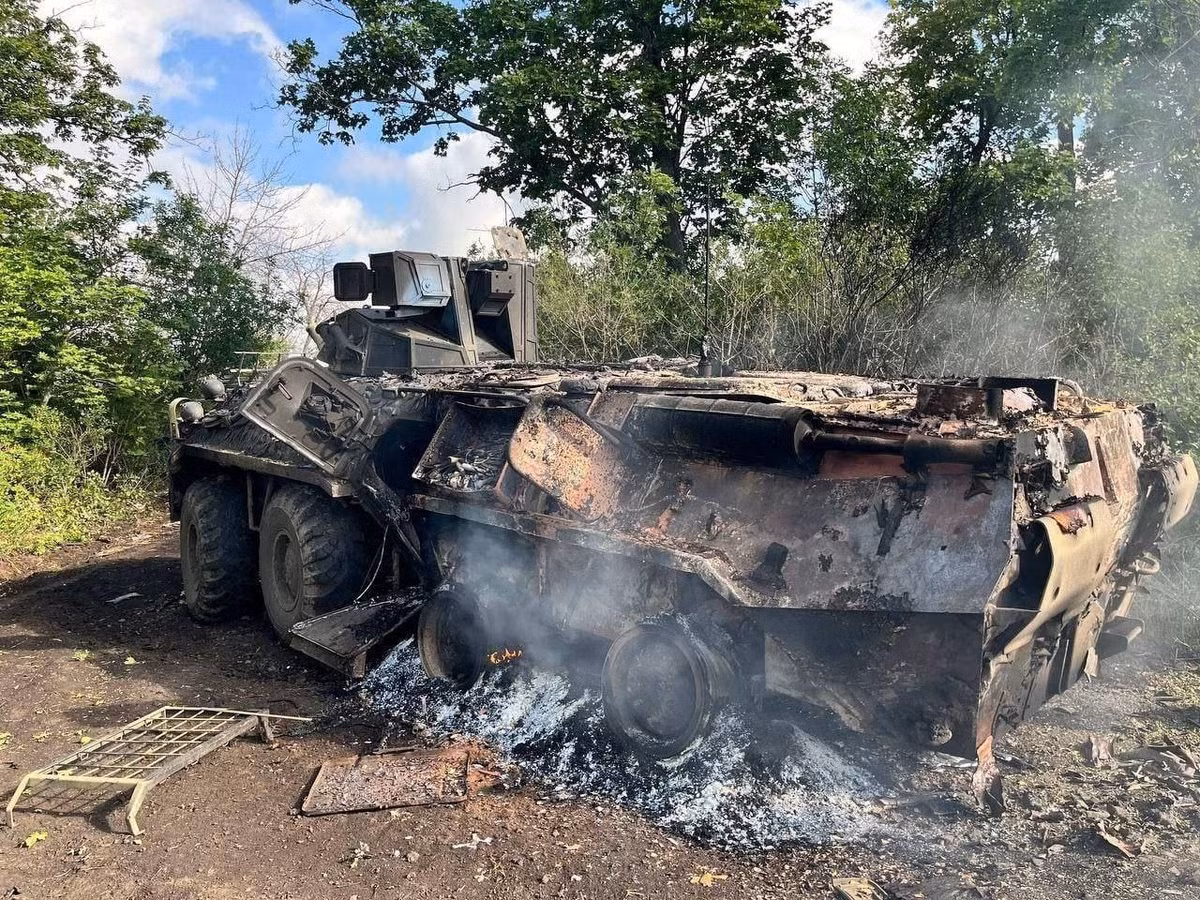 Những bức ảnh cho thấy một xe bọc thép chở quân BTR-82 được nâng cấp của Nga đã bị cháy rụi sau một vụ tấn công. Ảnh: @wolfpam.