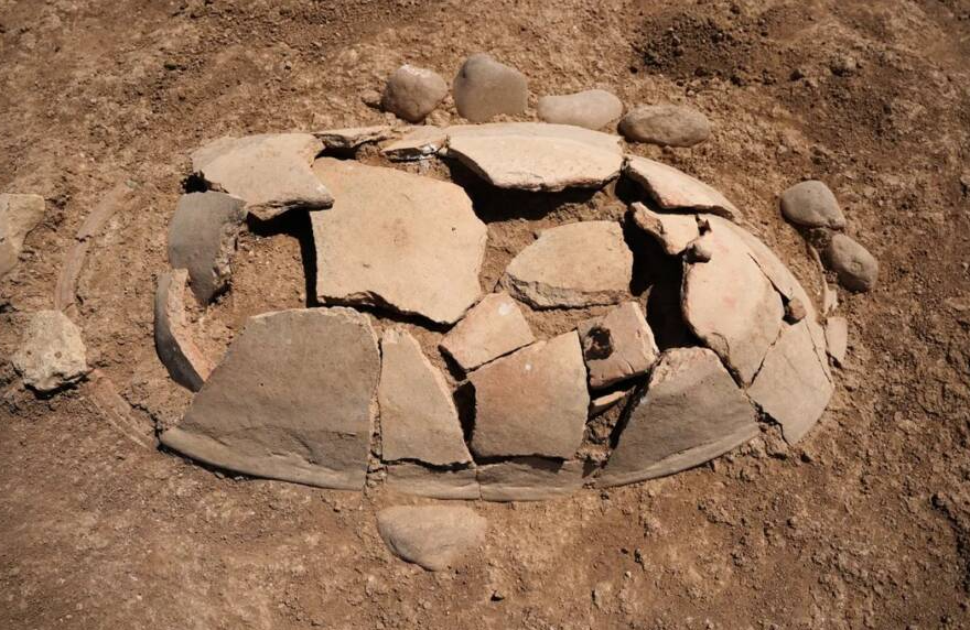 Các ngôi mộ này đều là những ngôi mộ bằng gốm hình bầu dục. Ảnh: @Agence France-Presse.