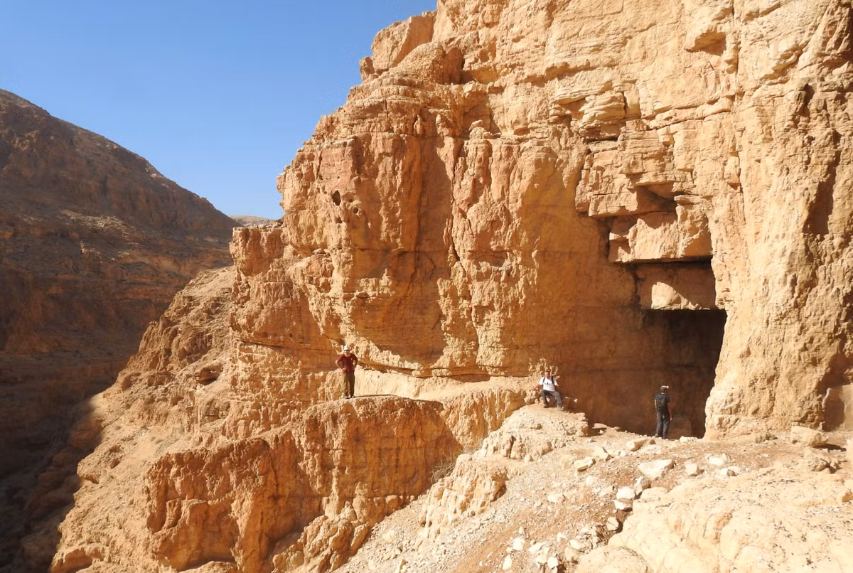 Tại hang động Muraba'at ở Israel, các chuyên gia đến từ Cơ quan Cổ vật Israel bất ngờ tìm thấy một cổ vật có giá trị lớn lao về mặt khảo cổ. Ảnh: @Cơ quan Cổ vật Israel.