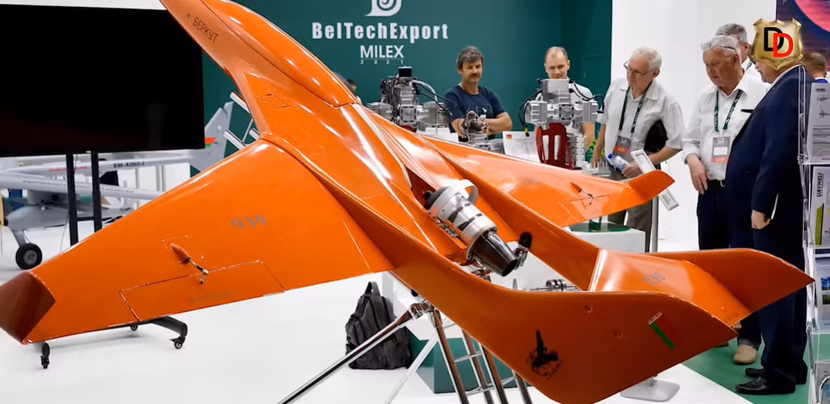 Máy bay không người lái này được tối ưu hóa cho việc xâm nhập nhanh chóng, di chuyển bổ nhào và tấn công chính xác vào các mục tiêu cố định hoặc cả mục tiêu di động. Ảnh: @Defense Express.