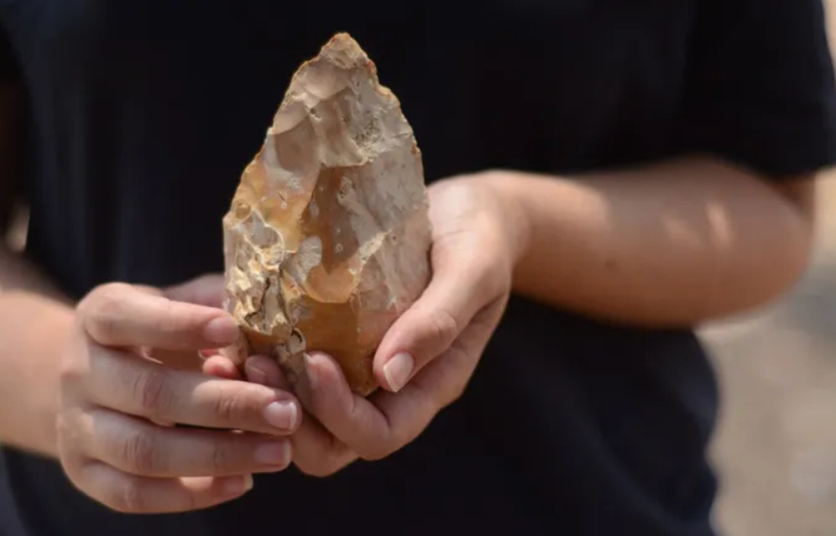 Trong số hàng ngàn hiện vật được tìm thấy, các nhà nghiên cứu đã phát hiện ra chiếc rìu cầm tay hai mặt, và công cụ bằng đá lửa được sản xuất bằng một dạng kỹ thuật phức tạp. Ảnh: @Đại học Tel Aviv.