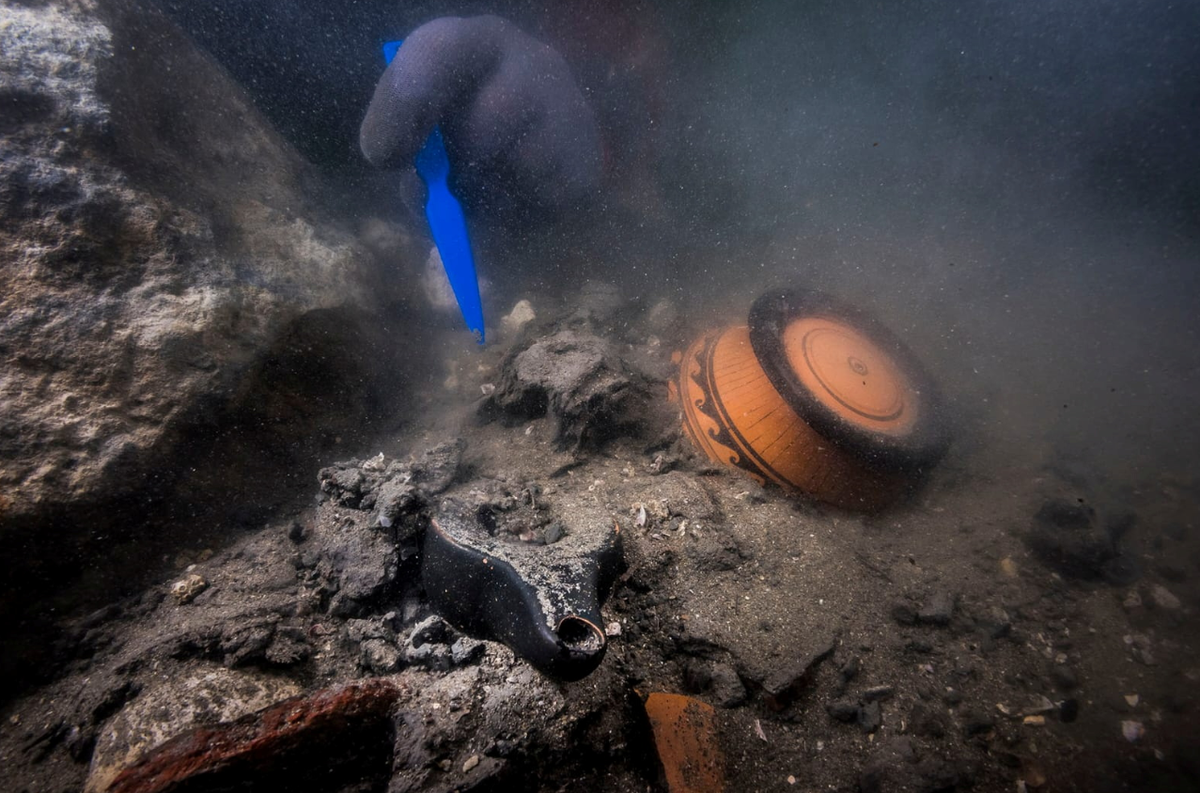 Ông Ayman Ashmawy, Trưởng phòng Cổ vật thuộc Bộ Du lịch và Cổ vật Ai Cập cho biết, con tàu được phát hiện dưới lớp đất sét cứng dày gần năm mét, lẫn với tàn tích của ngôi đền Amun. Việc phát hiện ra nó là nhờ thiết bị điện tử đo độ sâu đáy biển tiên tiến. Ảnh: @Bộ Du lịch và Cổ vật Ai Cập.