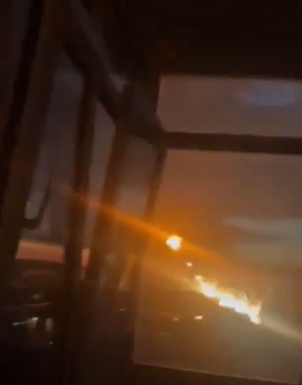 Ngay sau đó là một loạt vụ nổ giống như đầu đạn con. Một đám khói đen lớn bốc lên từ khu vực. Ảnh: @TheDeadDistrict.