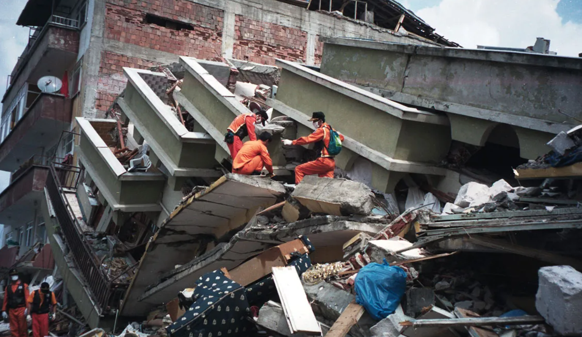 Trong khi đó, thời gian yêu cầu tìm kiếm phải gấp rút, hoàn thành nhanh chóng, nhưng với một khu vực bị ảnh hưởng càng lớn thì việc tìm kiếm hiệu quả sẽ càng trở nên khó khăn hơn rất nhiều. Ảnh: @ Los Angeles Times.
