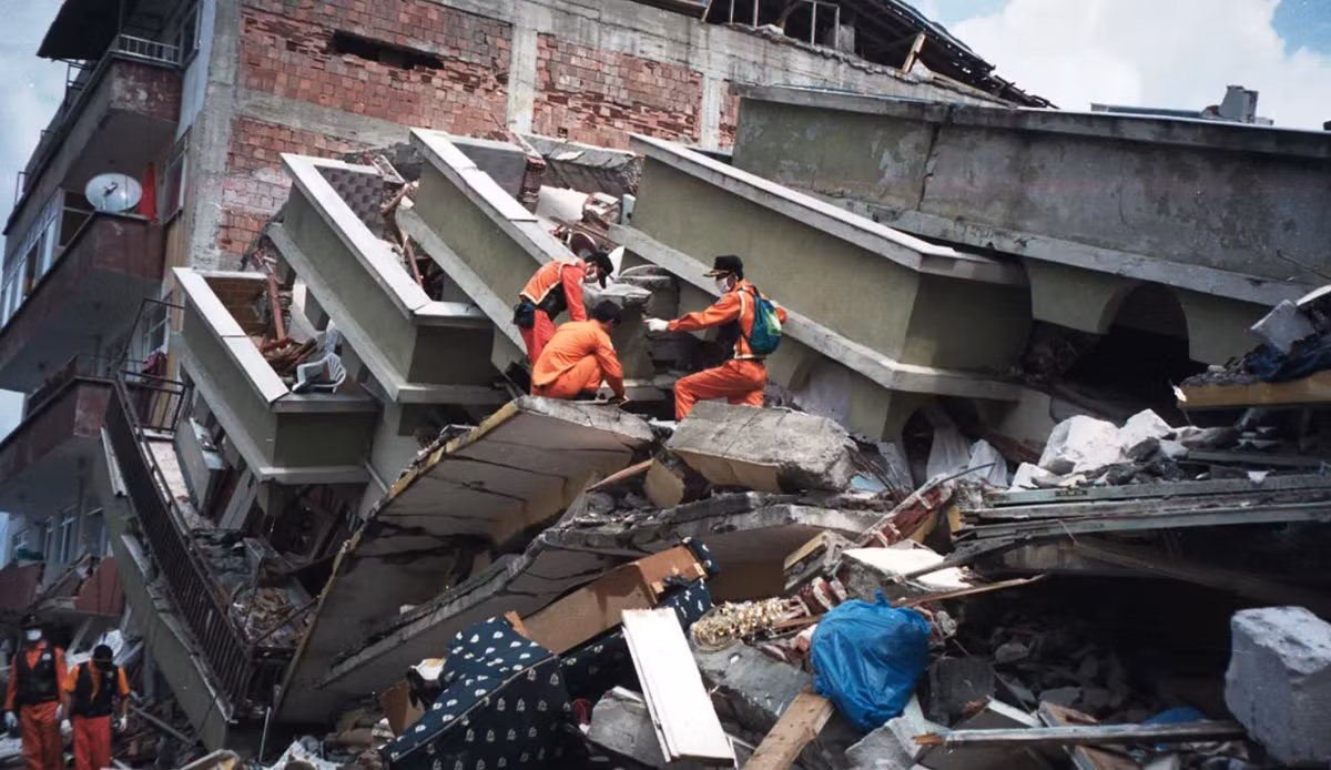 Trong khi đó, thời gian yêu cầu tìm kiếm phải gấp rút, hoàn thành nhanh chóng, nhưng với một khu vực bị ảnh hưởng càng lớn thì việc tìm kiếm hiệu quả sẽ càng trở nên khó khăn hơn rất nhiều. Ảnh: @ Los Angeles Times.