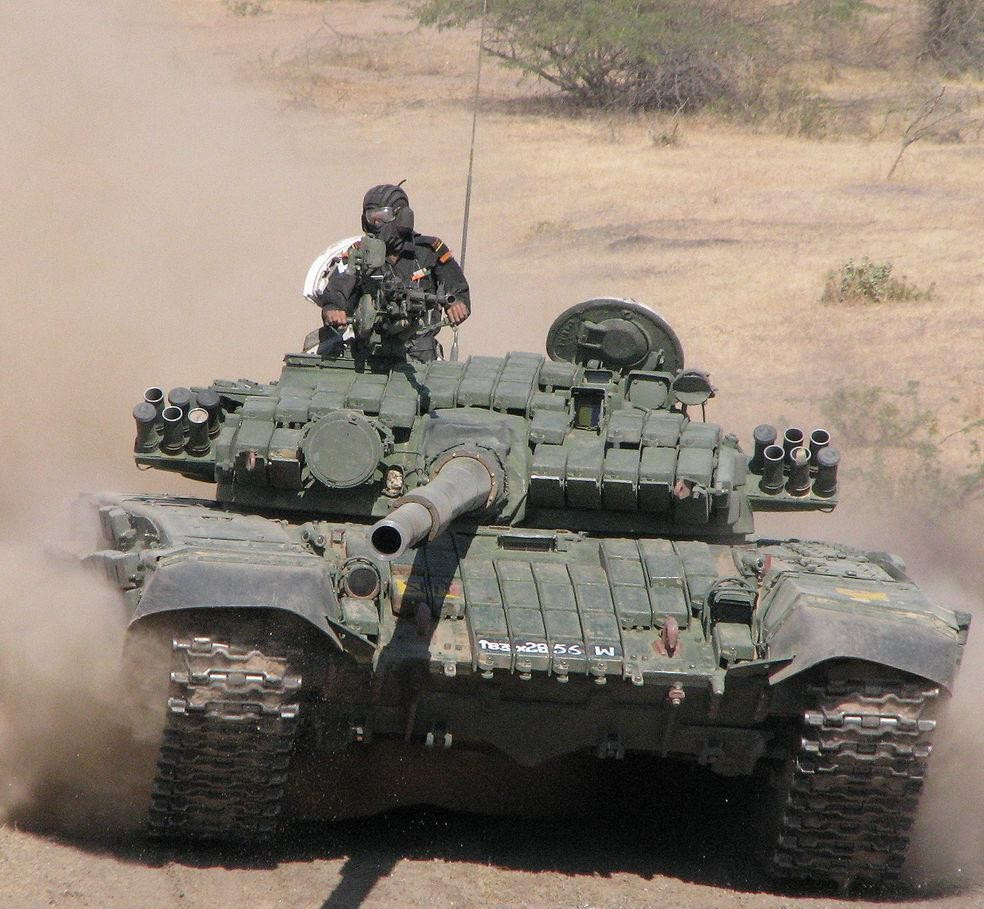 Tuy phần lớn dựa trên thiết kế Nga, các xe tăng T-90 và T-72 của Ấn Độ đã được nội địa hóa đáng kể, từ hệ thống điều khiển hỏa lực cho tới giáp bảo vệ. Điều này giúp chúng thích nghi tốt hơn với điều kiện tác chiến ở Kashmir – vùng địa hình hiểm trở và thường xuyên xảy ra đụng độ.