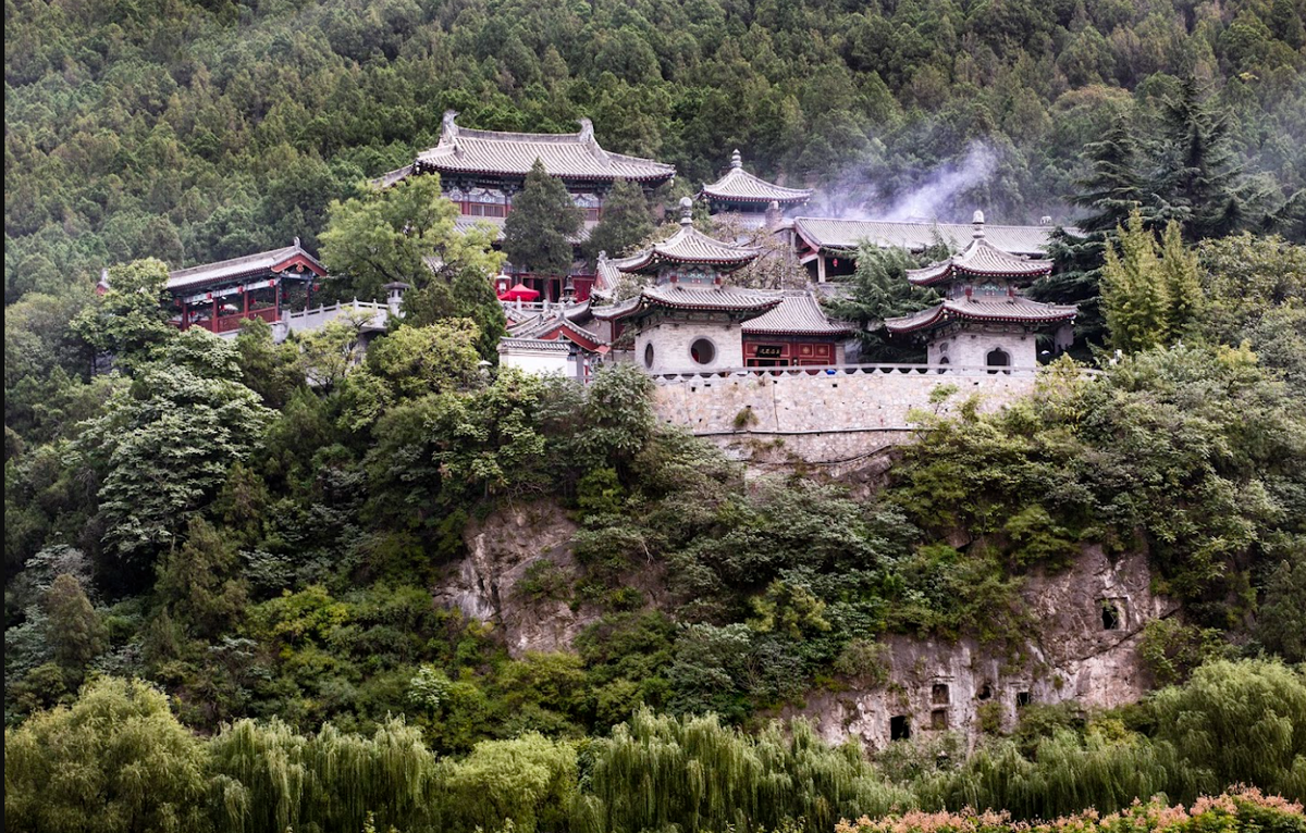 Khi đang tiến hành công tác khảo cổ khẩn cấp trước khi xây dựng các trạm bơm tại Khu vực Thủy lợi Bờ Nam Tiểu Lang Đế thuộc làng Thuận Trang, Lạc Dương, các chuyên gia đến từ Viện Hàn lâm Khoa học Xã hội Trung Quốc bất ngờ tìm thấy ba ngôi mộ cổ. Ảnh: @Viện Hàn lâm Khoa học Xã hội Trung Quốc.