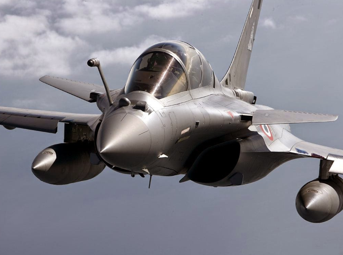 Trong bài phát biểu đánh dấu cột mốc này, Thượng tướng Không quân TNI Ir. Tedi Rizalihadi, Phó Tham mưu trưởng Không quân Indonesia, tuyên bố: “Lễ bàn giao ngày hôm nay là một bước quan trọng trong việc tăng cường sức mạnh không quân của Indonesia. Chúng tôi đánh giá cao sự cam kết của Dassault Aviation, cũng như sự hỗ trợ của Safran và Thales, trong việc đảm bảo chất lượng và khả năng hoạt động của máy bay Rafale, điều sẽ giúp củng cố sức mạnh của Không quân Indonesia”. Ảnh: @Dassault Aviation.