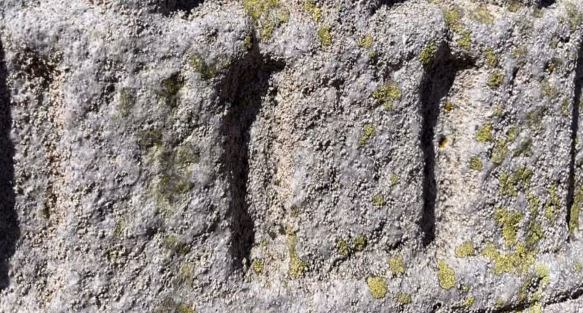 Vị trí nổi bật của những tấm bia đá khắc này cho thấy một giá trị biểu tượng quan trọng, có thể tượng trưng cho chu kỳ vũ trụ trên thế giới của người sống và người chết. Ảnh: @Đại học Valencia.