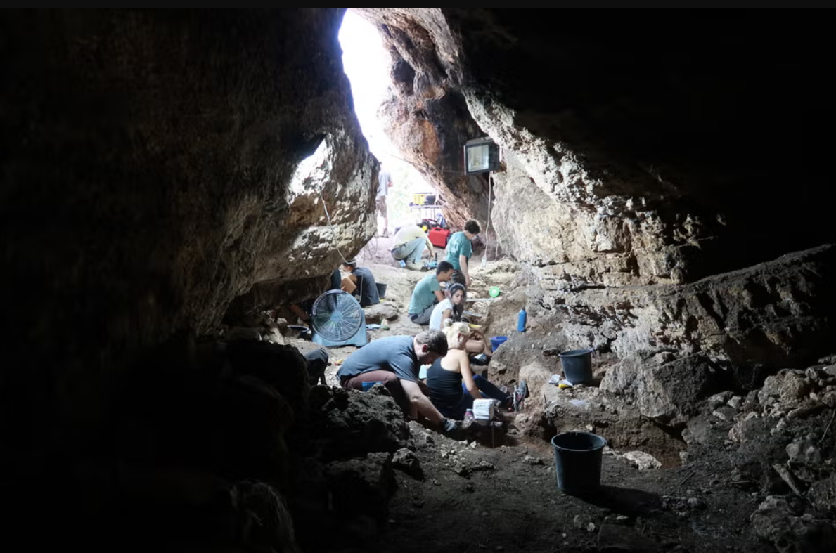 Sự hiện diện của chất tạo màu đỏ, xương động vật và đồ tùy táng cho thấy những cá nhân này được tôn vinh sau khi chết, phản ánh ý thức cộng đồng và niềm tin chung ngày càng phát triển. Ảnh: @Đại học Tel Aviv.