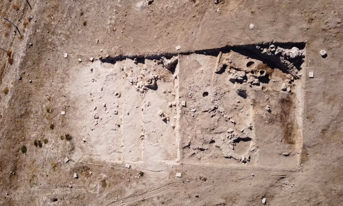 Hai khám phá này cung cấp bằng chứng thuyết phục rằng, Đồi Aşağıseyit không chỉ là một khu định cư nông nghiệp, mà còn là trung tâm quân sự và văn hóa chiến lược có người sinh sống liên tục từ Thời Kỳ Đồ Đồng Sớm đến Thời Kỳ Hy Lạp hóa cổ đại. Ảnh: @Đại học İzmir.