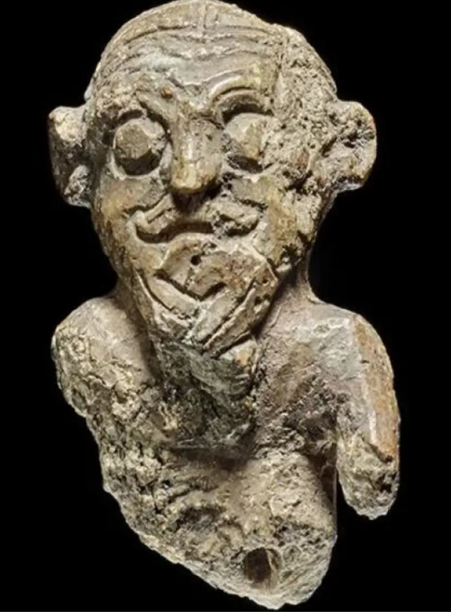 Bức tượng cũng có ria mép nổi bật, cùng với chòm râu dê dài tết lại và tóc mai. Ảnh: @Bảo Tàng Quốc Gia Na Uy.