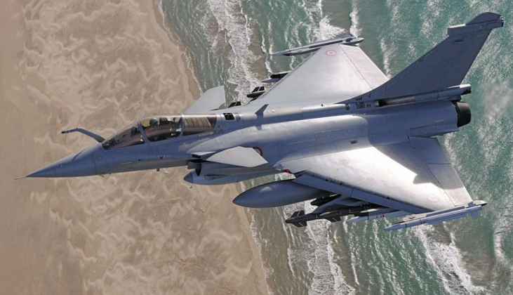 Tiêm kích Dassault Rafale của Pháp bay thấp dọc theo bờ biển, mang theo thùng nhiên liệu phụ và tên lửa dưới cánh trong một nhiệm vụ huấn luyện ﻿hoặc tuần tra trên không.