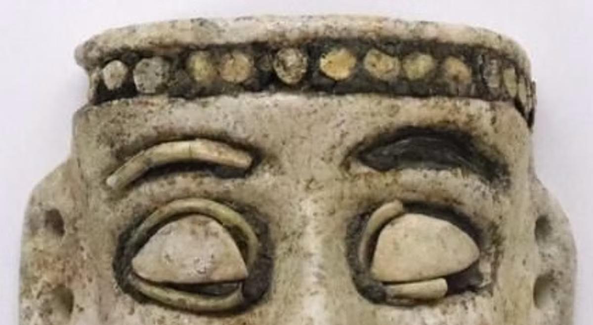Chiếc mặt nạ gốm này có niên đại khoảng 3.300 năm tuổi. Ảnh: @Bảo tàng Iraq.
