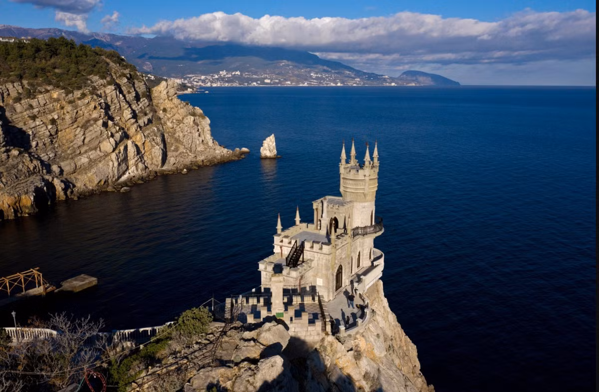 Nghĩa trang Almalyk-dere nằm trên cao nguyên Mangup, cách Sevastopol khoảng 16 km về phía đông, được cho là thuộc về tầng lớp thượng lưu của một xã hội trải rộng khắp vùng tây nam Crimea từ cuối thế kỷ thứ 4 đến thế kỷ thứ 6 Sau Công Nguyên. Ảnh: @Viện Khảo cổ học Crimea.