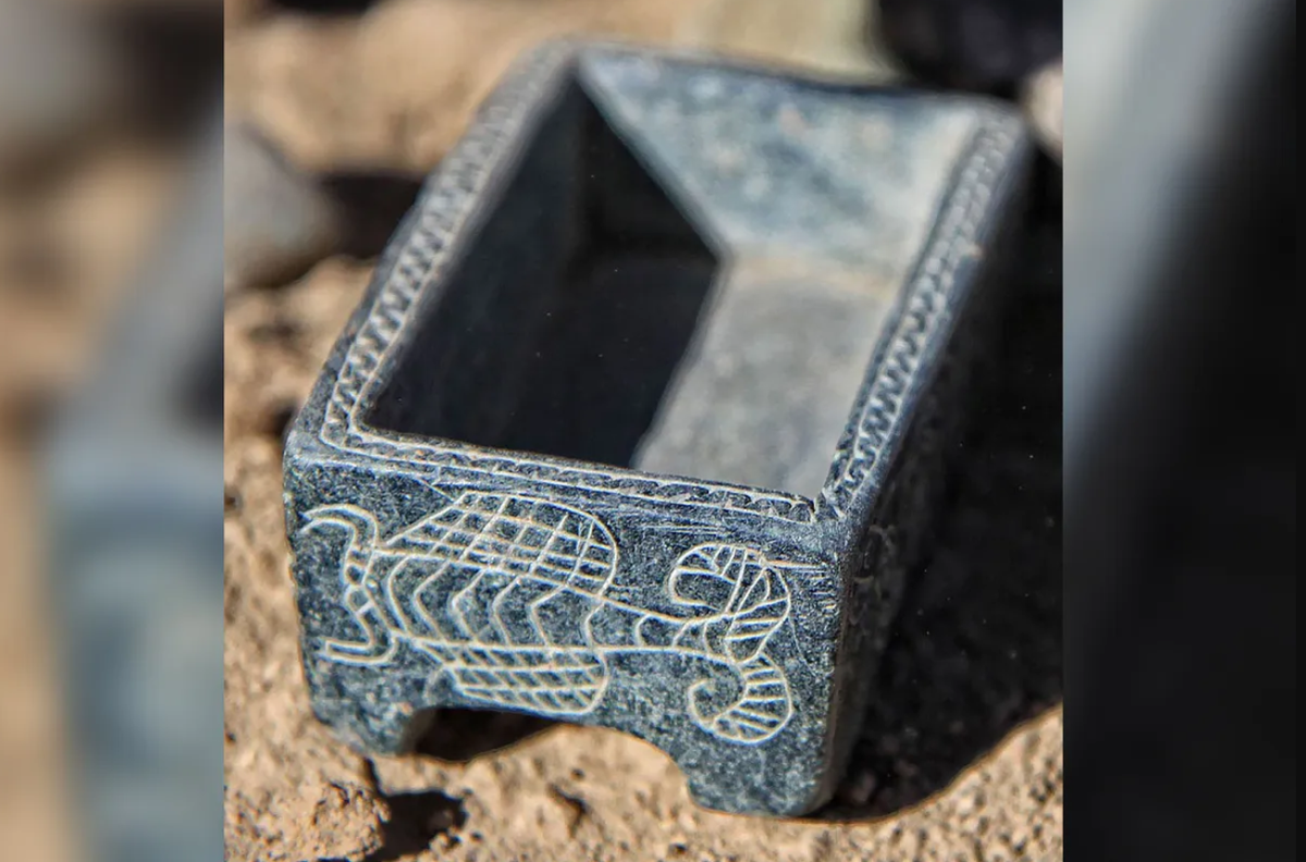 Ngôi mộ còn có khuyên tai vàng, một chiếc nhẫn vàng, bốn chiếc ghim bằng đồng (một chiếc có hình bàn tay cầm hoa hồng), một chiếc gương bằng đồng và hai chiếc vòng tay, bảy đồ vật bằng đá, ba hộp đựng mỹ phẩm bằng clorit—một trong số đó có chạm khắc tinh xảo hình rắn và bọ cạp, và một con dấu đặc biệt khắc hình một đôi chân người được bao quanh bởi họa tiết hình tròn, cùng hai chiếc trâm ngà. Ảnh: @Viện Nghiên Cứu British Institute of Persian Studies.