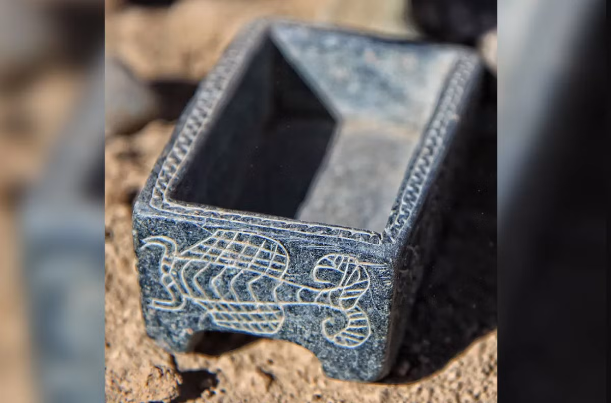 Ngôi mộ còn có khuyên tai vàng, một chiếc nhẫn vàng, bốn chiếc ghim bằng đồng (một chiếc có hình bàn tay cầm hoa hồng), một chiếc gương bằng đồng và hai chiếc vòng tay, bảy đồ vật bằng đá, ba hộp đựng mỹ phẩm bằng clorit—một trong số đó có chạm khắc tinh xảo hình rắn và bọ cạp, và một con dấu đặc biệt khắc hình một đôi chân người được bao quanh bởi họa tiết hình tròn, cùng hai chiếc trâm ngà. Ảnh: @Viện Nghiên Cứu British Institute of Persian Studies.