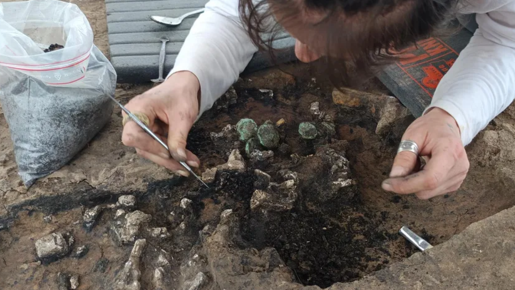 Các nhà nghiên cứu tin rằng, việc đặt chiếc bát úp ngược có thể tượng trưng cho "sự trống rỗng của cuộc sống", đánh dấu sự chuyển tiếp của cá nhân đó sang cõi thế giới bên kia. Ảnh: @Henryk Paner.