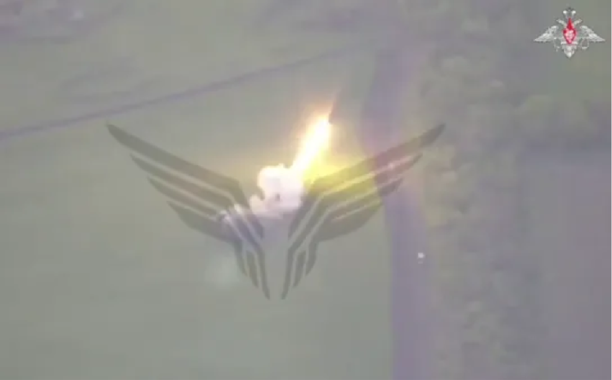 Trung úy Stanislav thuộc Lữ đoàn 93 của Ukraine than phiền rằng: “Ngay cả ở tuyến sau, dùng xe bọc thép cũng không còn an toàn nữa.” Vài ngày trước, một hệ thống pháo phản lực HIMARS của Ukraine đã bị UAV dùng cáp quang của Nga phá hủy, dù đang ở sâu phía sau – cách Chasov Yar tới 10 km. Ảnh minh họa: Bộ Quốc phòng Nga