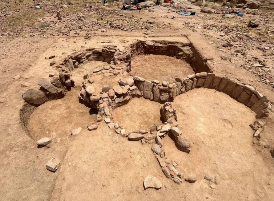 Nằm trên sườn núi Jabal al-Lawz, cao hơn 300 mét so với mực nước biển, khu định cư này dường như được lựa chọn với nhiều chủ đích. Vị trí thuận lợi đã giúp cư dân thời tiền sử dễ dàng tiếp cận nguồn nước, thảm thực vật và động vật hoang dã để săn bắn. Ảnh: @Bộ Văn hóa Ả Rập Xê Út.