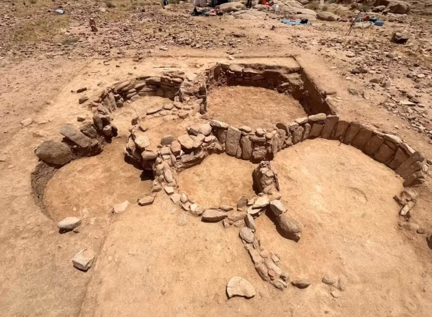 Nằm trên sườn núi Jabal al-Lawz, cao hơn 300 mét so với mực nước biển, khu định cư này dường như được lựa chọn với nhiều chủ đích. Vị trí thuận lợi đã giúp cư dân thời tiền sử dễ dàng tiếp cận nguồn nước, thảm thực vật và động vật hoang dã để săn bắn. Ảnh: @Bộ Văn hóa Ả Rập Xê Út.