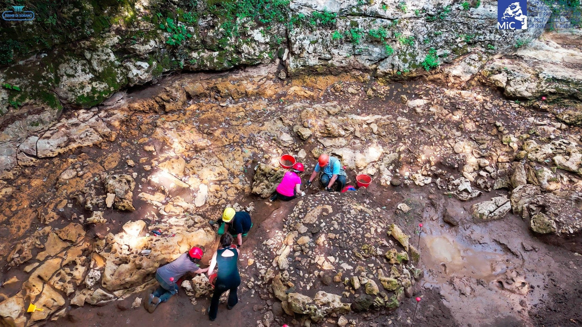 Phía trên là cái gọi là “Bagno dei Frati”, một hồ nước khoáng nóng tiền sử. Ảnh: @Bộ Văn Hóa Quốc Gia Ý.