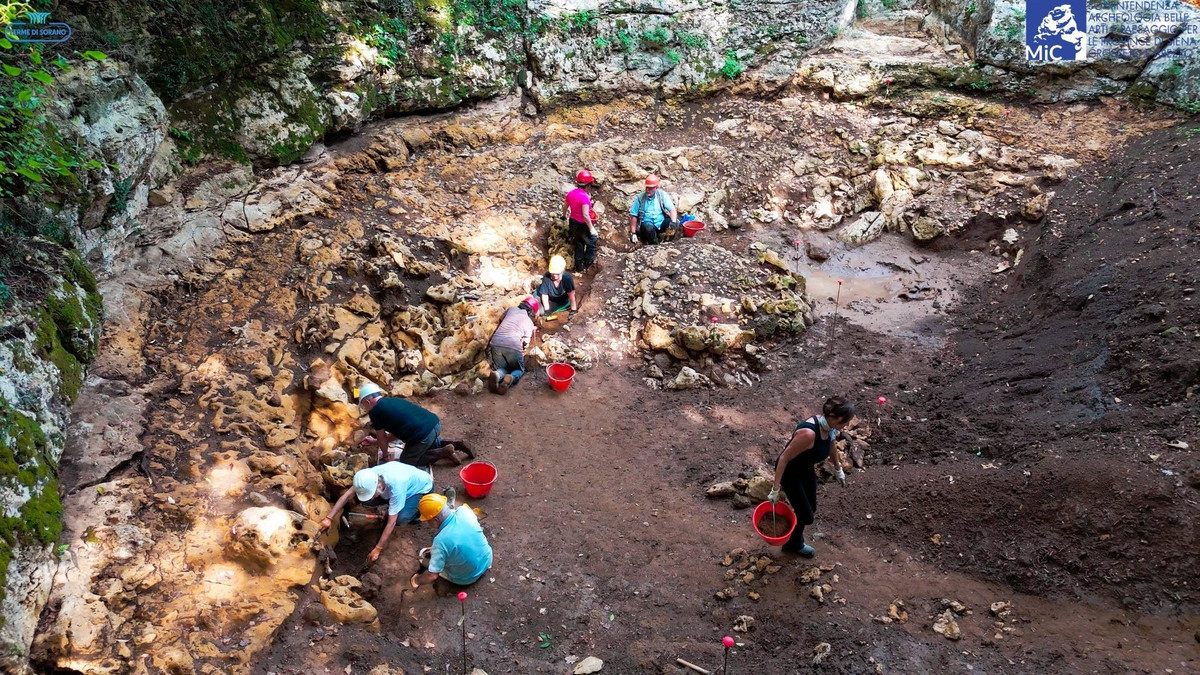 Nhóm khảo cổ đã phát hiện ra một công trình bằng đá có niên đại từ Thời Kỳ Đồ Đá Mới, khoảng từ năm 4.495 đến 4.335 Trước Công Nguyên. Ảnh: @Bộ Văn Hóa Quốc Gia Ý.