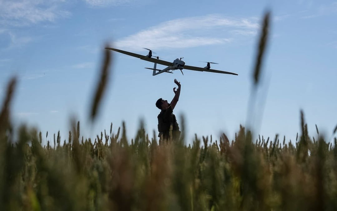 Kế hoạch hiện tại xuất phát từ ý định thư ký ngày 24/6/2025 giữa Poulsen và Bộ trưởng Umerov, trị giá 500 triệu kroner. Đến tháng 7, thỏa thuận được mở rộng sang sản xuất nhiều loại UAV. Công bố chính thức vào tháng 8 chỉ là bước nối tiếp quá trình đã chuẩn bị kỹ lưỡng từ trước.