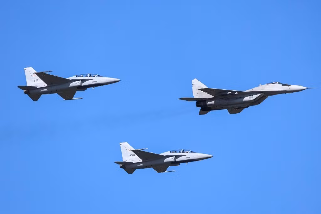 Hiện Ba Lan vẫn duy trì 14 chiếc MiG-29, gồm 11 bản một chỗ và 3 bản huấn luyện hai chỗ. Điểm đặc biệt của phi đội này là nguồn gốc hết sức hỗn hợp, từ máy bay Liên Xô cũ đến các khung thân từng phục vụ tại Tiệp Khắc, Cộng hòa Séc và Đông Đức, sau đó được Không quân Đức chuyển giao lại cho Ba Lan vào thập niên 2000.