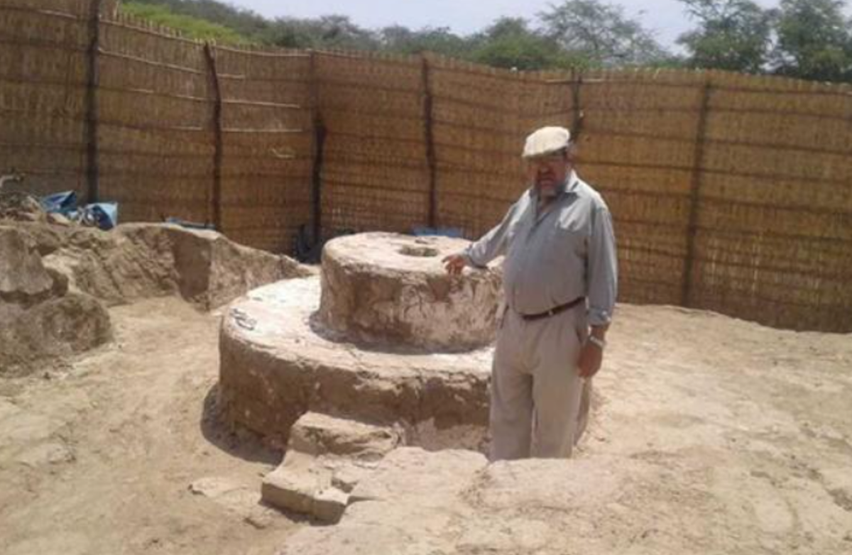 Một phòng có hai ngai vàng, nơi một nhà lãnh đạo quyền lực và khách mời có thể đã thưởng thức những bữa tiệc xa hoa. Phòng còn lại có một bục tròn, có thể là nơi để thông báo. Các sự kiện chính trị diễn ra trong thời kỳ Moche hẳn phải rất quan trọng, vì chúng thường được mô tả trên đồ gốm Moche. Ảnh: @Bảo tàng Lăng mộ Hoàng gia Sipan.