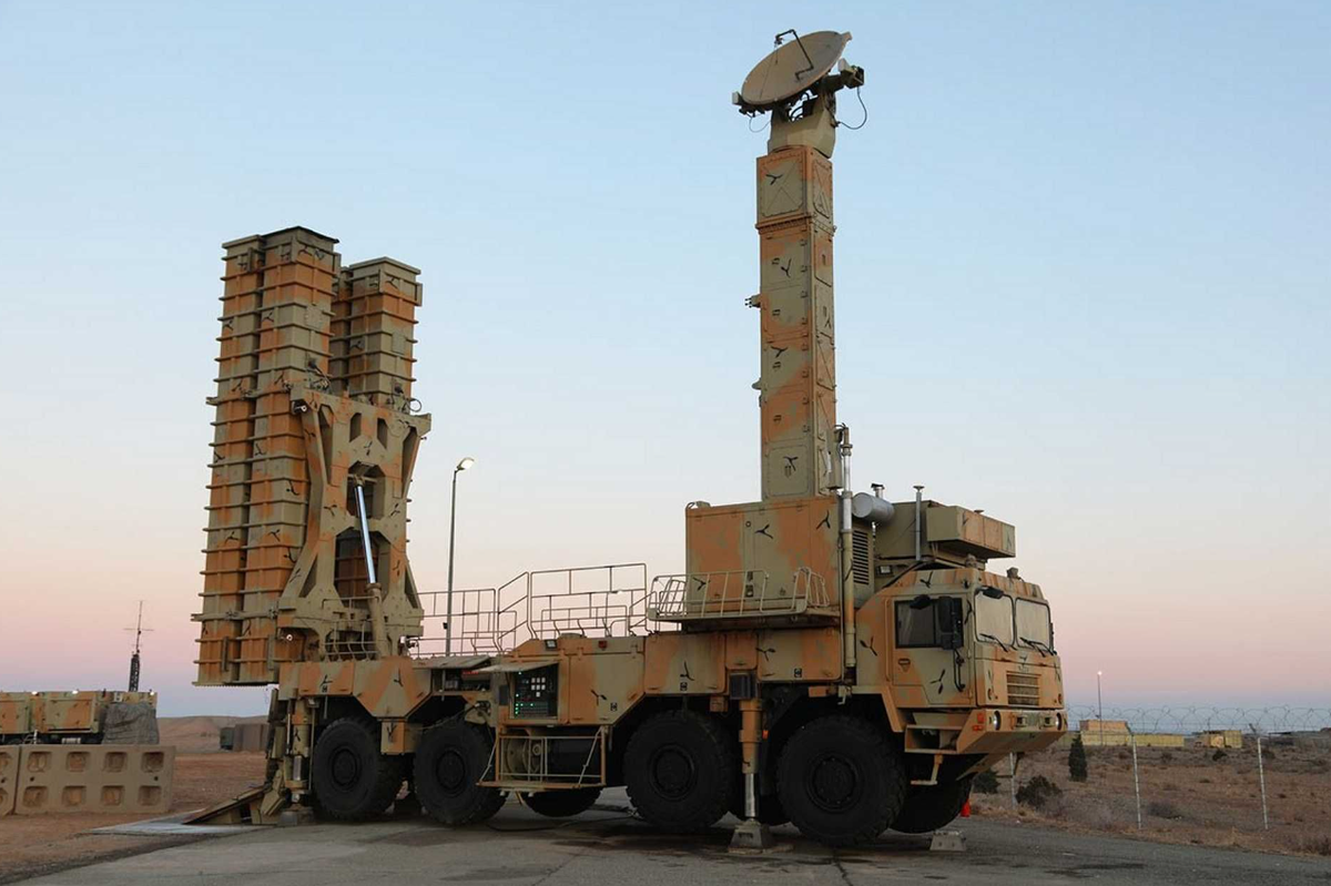 Tuy nhiên, các quan chức Iran sau đó đã nhiều lần tuyên bố rằng, lực lượng vũ trang của nước này không cần nhiều đến S-400, với Bộ trưởng Quốc phòng Iran, Chuẩn tướng Mohammad Reza Ashtiani vào tháng 3/2023 đã bác bỏ các báo cáo về một kế hoạch mua sắm, với lý do Iran đã tự cung tự cấp trong việc sản xuất thiết bị phòng không. Ông đặc biệt nhấn mạnh đến khả năng của hệ thống Bavar 373 bản địa. Ảnh: @ Missile Threat - CSIS.