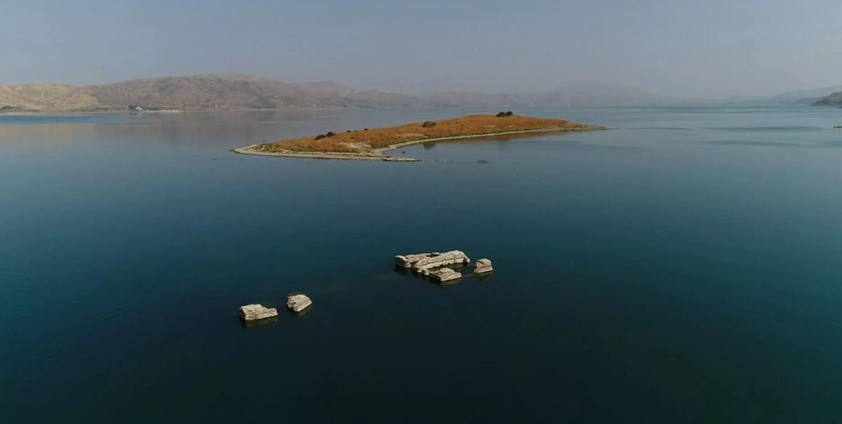 Khi tiến hành thăm dò Hồ Hazar thuộc huyện Sivrice, tỉnh Elazığ, Thổ Nhĩ Kỳ, các chuyên gia thợ lặn khảo cổ đến từ trường Đại học Fırat bất ngờ tìm thấy hàng loạt di tích cổ xưa kỳ lạ. Ảnh: @Đại học Fırat.