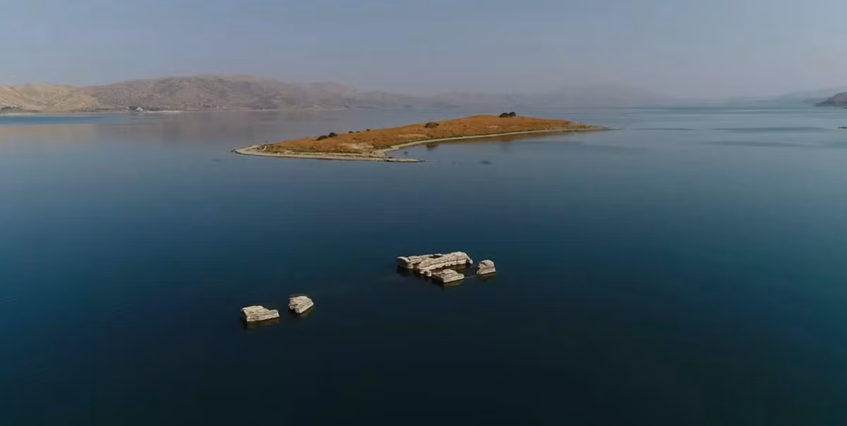 Khi tiến hành thăm dò Hồ Hazar thuộc huyện Sivrice, tỉnh Elazığ, Thổ Nhĩ Kỳ, các chuyên gia thợ lặn khảo cổ đến từ trường Đại học Fırat bất ngờ tìm thấy hàng loạt di tích cổ xưa kỳ lạ. Ảnh: @Đại học Fırat.