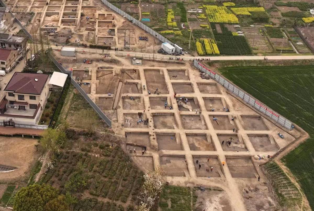 Nhóm nghiên cứu đã khai quật vùng đất quy mô khoảng 16.000 mét vuông, phát hiện bằng chứng thuyết phục về một cấu trúc phòng thủ hai lớp. Ảnh: @Wang Qian/China Daily.