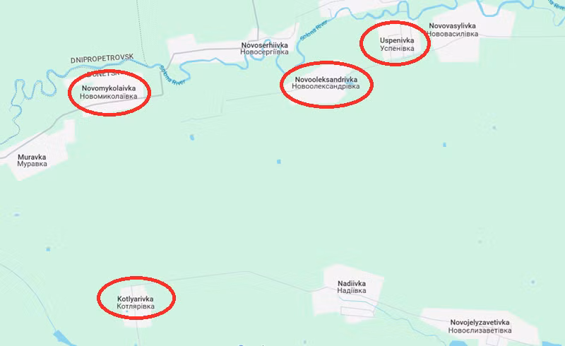 Ngay khi quân Ukraine tưởng như đã nắm chắc phần thắng, cục diện bất ngờ đảo chiều! Nhà quan sát quân sự Yuriy Podolyaka phát hiện rằng, lực lượng Nga xuất phát từ Kotlyarivka đã lợi dụng bóng đêm để quét sạch quân Ukraine trong cánh rừng phía nam làng Novomykolaivka, rồi tiến thẳng áp sát mép làng. Cùng lúc đó, tại Novooleksandrivka, quân Nga cũng chiếm thế thượng phong, buộc quân Ukraine phải vội vã rút lui. Ảnh: Google Maps