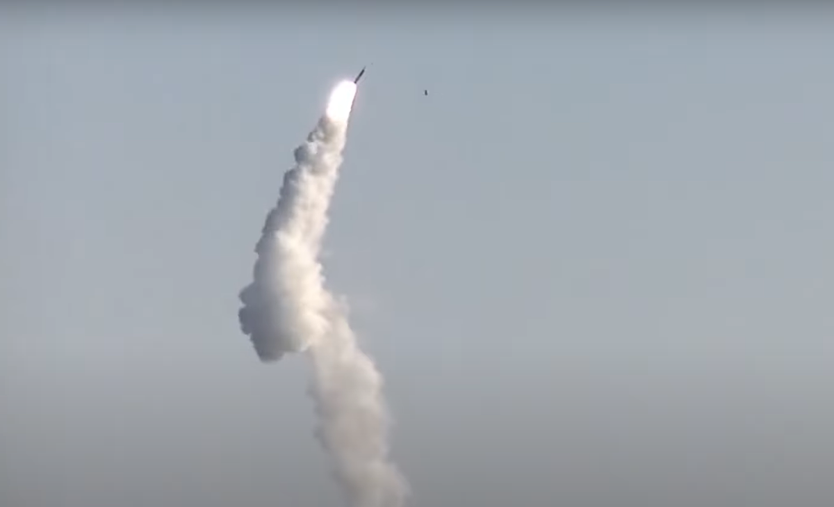 Loại tên lửa này có thể đạt tốc độ Mach 9 (hơn 11.000 km/h) và tầm bắn từ 400 km đến 1.500 km, nó được thiết kế để vượt qua mạng lưới phòng không và phòng thủ tên lửa của hải quân đối phương. Ảnh: @ShadowStrike Tech.