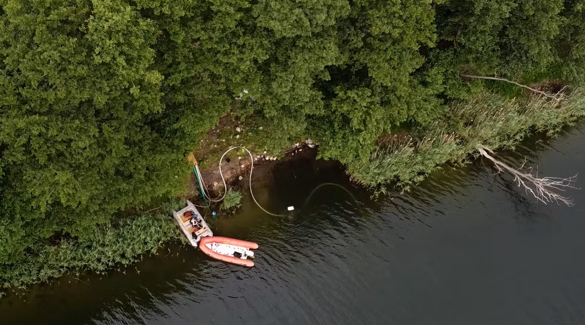 Theo đó, một khuôn mặt bằng gỗ 1.000 năm tuổi được phát hiện ở hồ Lednica giúp hé lộ những thông tin mới về các nghi lễ tâm linh của người Slav Thời Trung Cổ. Ảnh: @Đại học Nicolaus Copernicus.