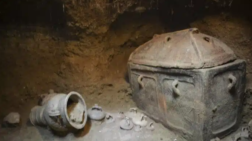 Chiếc quan tài bằng đất sét chạm nổi này được trang trí bằng các họa tiết trừu tượng. Ảnh: @Bộ Văn hóa Hy Lạp.